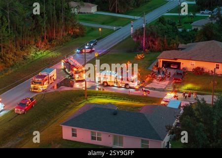 Le personnel des services d'urgence réagit à l'accident de monoxyde de carbone dans la rue résidentielle de Floride. Les premiers intervenants enquêtant sur les risques d'incendie de Banque D'Images