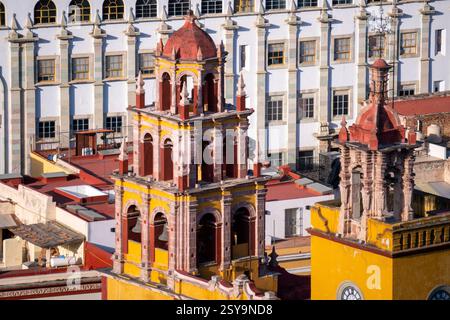 Guanajuato City, Mexique, vue aérienne des bâtiments historiques. Gros plan du Templo de San Felipe Neri Banque D'Images