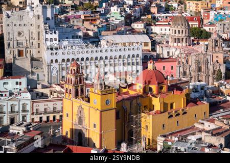 Guanajuato City, Mexique, vue aérienne des bâtiments historiques. Gros plan du Templo de San Felipe Neri Banque D'Images