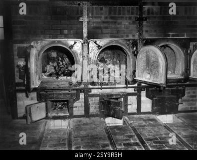 Ossements de femmes allemandes anti-nazies encore dans des crématoriums au camp de concentration de Buchenwald, Weimar, Allemagne, U.S. Army signal corps, 14 avril 1945 Banque D'Images