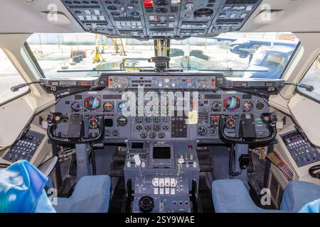 Cockpit d'un avion British Aerospace utilisé par Skyjet Airlines à l'aéroport domestique de Manille aux Philippines montrant les commandes et l'instrumentation Banque D'Images