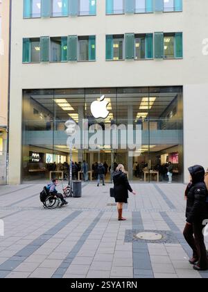 Apple Store présentant les téléphones, tablettes, appareils électroniques et périphériques de la marque sur Rosenstrasse près de Marienplatz dans le centre-ville de Munich, en Allemagne. Banque D'Images