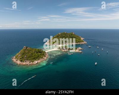 Vue aérienne de l'île tropicale reliée par un banc de sable avec des bateaux ancrés dans des eaux bleues vibrantes. Nang Yuan, Koh Tao, Thaïlande. Banque D'Images