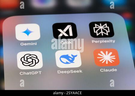 Shanghai, Chine-6 février 2025 : DeepSeek, ChatGPT, Gemini, Grok, Claude et Perplexity ai apps. Applications mobiles ai variées Banque D'Images