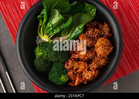 Bol de poulet Teriyaki avec brocoli et bok choy sur table en pierre grise Banque D'Images