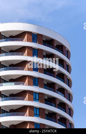 Une merveille architecturale moderne mettant en valeur l'intégration transparente du verre et du béton, créant une façade frappante dans une banlieue urbaine. Banque D'Images