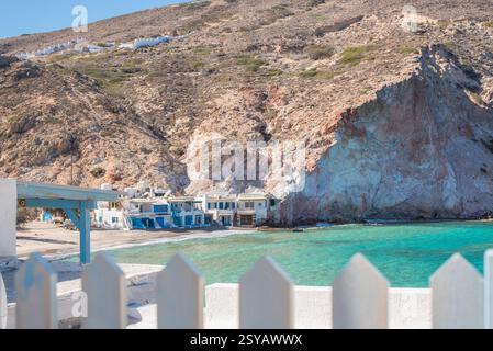 Vue sereine de Firopotamos, un pittoresque village de pêcheurs situé sur la côte de l'île de Milos, en Grèce, avec des maisons blanches et bleues traditionnelles ag Banque D'Images