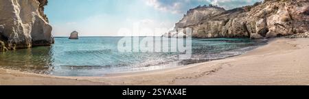 Une vue panoramique imprenable sur la plage de Gérontas, située sur l'île isolée de Milos en Grèce, avec des eaux cristallines et des falaises blanches spectaculaires. Banque D'Images