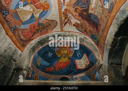Fresques de style byzantin à l'intérieur de la chapelle d'Antioche, Mtskheta, Géorgie, représentant des scènes bibliques religieuses aux couleurs vives et aux détails complexes Banque D'Images