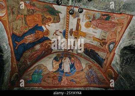 Fresques de style byzantin à l'intérieur de la chapelle d'Antioche, Mtskheta, Géorgie, représentant des scènes bibliques religieuses aux couleurs vives et aux détails complexes Banque D'Images