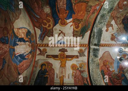 Fresques de style byzantin à l'intérieur de la chapelle d'Antioche, Mtskheta, Géorgie, représentant des scènes bibliques religieuses aux couleurs vives et aux détails complexes Banque D'Images