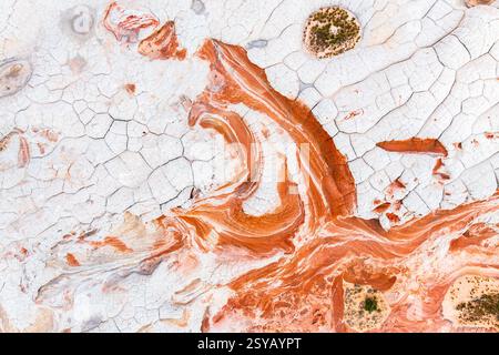Cette superbe photographie aérienne capture les détails complexes des formations rocheuses abstraites rouges et blanches, mettant en valeur un naturel artistique et texturé Banque D'Images
