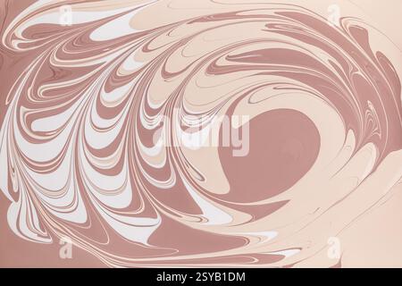 Superbe motif abstrait orné d'un motif fleuri tourbillonnant en acrylique beige et rose. Le style artistique fluide crée une compos apaisante et élégante Banque D'Images