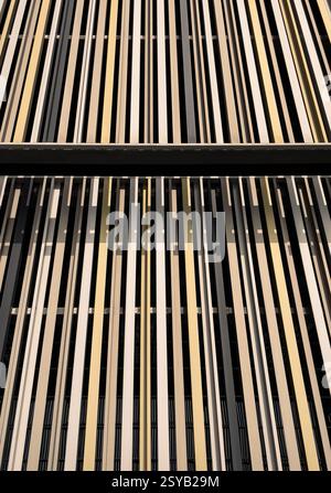 Vue de dessus d'un bâtiment géométrique contemporain avec des lignes et des rayures géométriques Banque D'Images