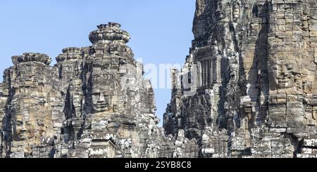 Image panoramique des visages géants sculptés dans la pierre du Bodhisattva Lokeshvara, également connu sous le nom d'Avalokiteshvara, Temple du Bayon, Angkor Thom, UNESCO World Heri Banque D'Images