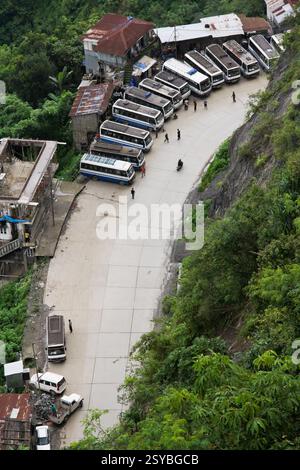 Une gamme d'autobus garés le long d'un flanc de montagne à une station de stationnement Banque D'Images