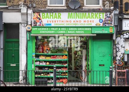 Londres, Royaume-Uni - 12 juillet 2024 - la boutique d'un magasin du coin à Hoxton Banque D'Images