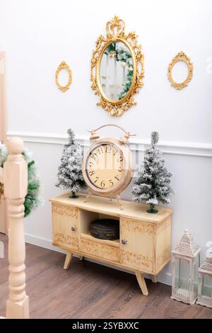 Armoire en bois avec grande horloge et cadres dorés. Couloir avec lampes dans le studio photo Banque D'Images