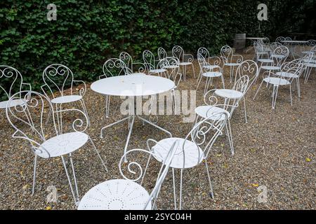 Tables et chaises en fer blanc dans les jardins des cafés, Saint-Emilion, près de Bordeaux, Département de la Gironde, Nouvelle-Aquitaine, France, Europe Banque D'Images