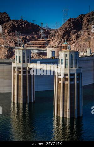 Pont est au-dessus d'un plan d'eau. Le pont est grand et a beaucoup de piliers Banque D'Images