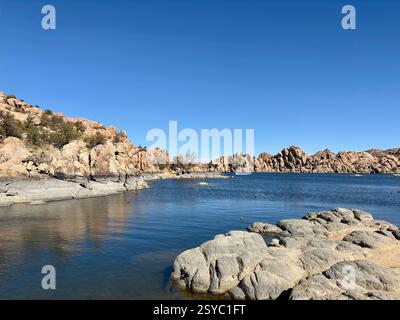 Eaux bleues claires et formations rocheuses à Watson Lake à Prescott, AZ Banque D'Images