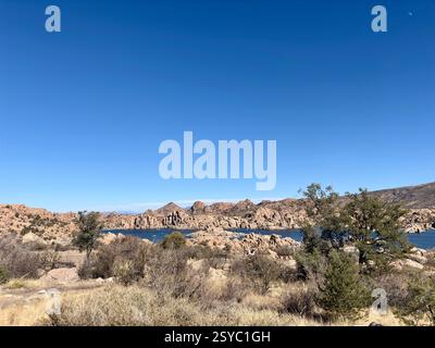 Vue imprenable sur Watson Lake, formations rocheuses et végétation désertique Banque D'Images