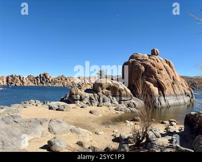 Formations rocheuses le long du rivage de Watson Lake à Prescott, AZ Banque D'Images