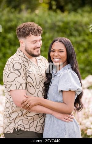 Gros plan de couple souriant et riant ensemble Banque D'Images