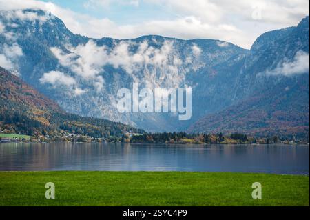 Vue panoramique sur la célèbre ville de montagne dans les Alpes autrichiennes Banque D'Images