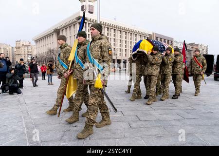 Kiev, ville de Kiev, Ukraine. 28 février 2025. Service commémoratif pour le vétéran du corps des Marines des États-Unis Ethan Hertweck, qui est tombé en servant comme médecin de combat dans les forces armées ukrainiennes. Hertweck est tombé fin 2023 à Avdiivka, mais son corps n'a été retrouvé que maintenant (image de crédit : © Andreas Stroh/ZUMA Press Wire) USAGE ÉDITORIAL SEULEMENT! Non destiné à UN USAGE commercial ! Banque D'Images