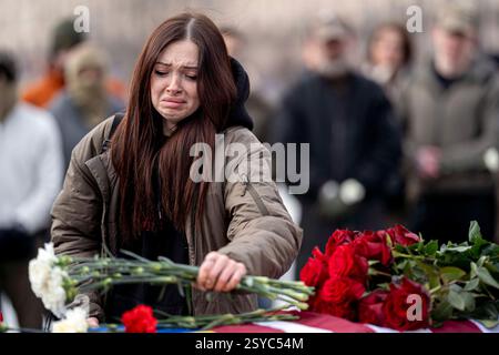 Kiev, ville de Kiev, Ukraine. 28 février 2025. Amis et camarades soldats déposent des fleurs sur le cercueil lors du service commémoratif pour le vétéran du corps des Marines des États-Unis Ethan Hertweck, qui est tombé en tant que médecin de combat dans les forces armées ukrainiennes. Hertweck est tombé fin 2023 à Avdiivka, mais son corps n'a été retrouvé que maintenant (image de crédit : © Andreas Stroh/ZUMA Press Wire) USAGE ÉDITORIAL SEULEMENT! Non destiné à UN USAGE commercial ! Banque D'Images