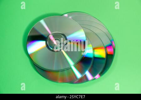 Beaucoup de disques compacts sur fond vert, vue de dessus Banque D'Images