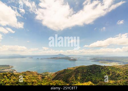 Vue panoramique sur le lac Taal avec le volcan Taal au centre comme vu d'un point de vue élevé dans la ville de Tagaytay, Philippines Banque D'Images