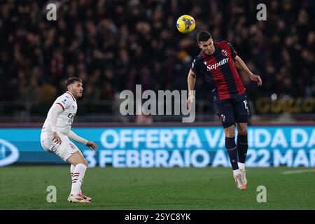 Bologne Italie. 26/02/2025, Nicolo Casale (Bologne)Santiago Gimenez (Milan) ; lors du match italien 'Serie A' entre Bologne 2-1 Milan au stade Renato Dall'Ara le 27 février 2025 à Bologne Italie. Crédit : Michele Finessi/AFLO/Alamy Live News Banque D'Images