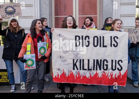 26 février 2025. Bureaux BP, St James’ Sq. SW1Y 4PD, Londres. Démo d'urgence « BP nous tuera ». Fossil Free London, Weald action Group et d’autres protestent contre l’annonce de BP selon laquelle elle réduirait ses projets d’énergies renouvelables et redoublerait son exploitation de nouveaux combustibles fossiles. Banque D'Images