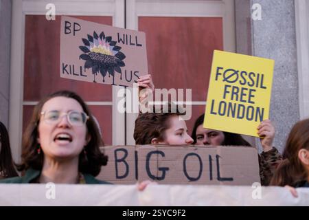 26 février 2025. Bureaux BP, St James’ Sq. SW1Y 4PD, Londres. Démo d'urgence « BP nous tuera ». Fossil Free London, Weald action Group et d’autres protestent contre l’annonce de BP selon laquelle elle réduirait ses projets d’énergies renouvelables et redoublerait son exploitation de nouveaux combustibles fossiles. Banque D'Images