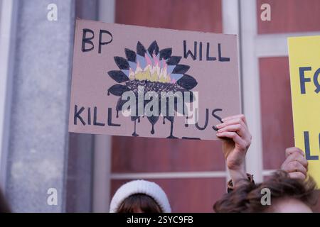 26 février 2025. Bureaux BP, St James’ Sq. SW1Y 4PD, Londres. Démo d'urgence « BP nous tuera ». Fossil Free London, Weald action Group et d’autres protestent contre l’annonce de BP selon laquelle elle réduirait ses projets d’énergies renouvelables et redoublerait son exploitation de nouveaux combustibles fossiles. Banque D'Images
