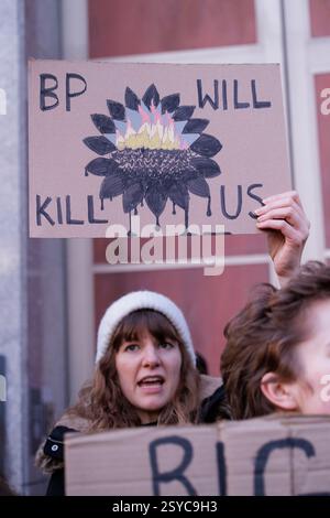 26 février 2025. Bureaux BP, St James’ Sq. SW1Y 4PD, Londres. Démo d'urgence « BP nous tuera ». Fossil Free London, Weald action Group et d’autres protestent contre l’annonce de BP selon laquelle elle réduirait ses projets d’énergies renouvelables et redoublerait son exploitation de nouveaux combustibles fossiles. Banque D'Images
