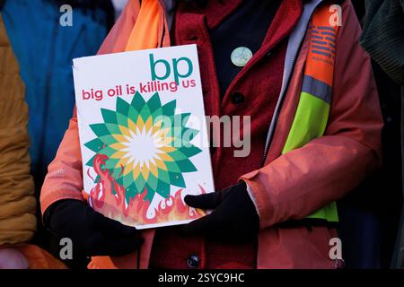 26 février 2025. Bureaux BP, St James’ Sq. SW1Y 4PD, Londres. Démo d'urgence « BP nous tuera ». Fossil Free London, Weald action Group et d’autres protestent contre l’annonce de BP selon laquelle elle réduirait ses projets d’énergies renouvelables et redoublerait son exploitation de nouveaux combustibles fossiles. Banque D'Images