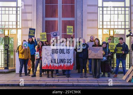 26 février 2025. Bureaux BP, St James’ Sq. SW1Y 4PD, Londres. Démo d'urgence « BP nous tuera ». Fossil Free London, Weald action Group et d’autres protestent contre l’annonce de BP selon laquelle elle réduirait ses projets d’énergies renouvelables et redoublerait son exploitation de nouveaux combustibles fossiles. Banque D'Images