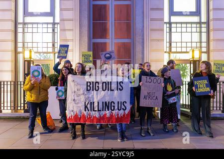 26 février 2025. Bureaux BP, St James’ Sq. SW1Y 4PD, Londres. Démo d'urgence « BP nous tuera ». Fossil Free London, Weald action Group et d’autres protestent contre l’annonce de BP selon laquelle elle réduirait ses projets d’énergies renouvelables et redoublerait son exploitation de nouveaux combustibles fossiles. Banque D'Images