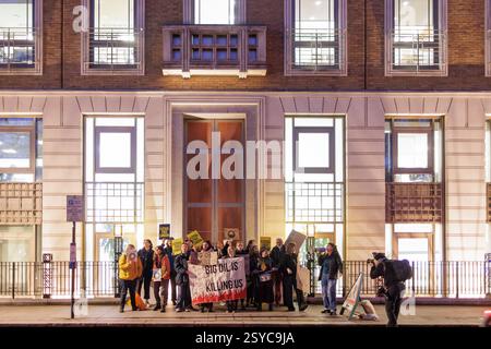 26 février 2025. Bureaux BP, St James’ Sq. SW1Y 4PD, Londres. Démo d'urgence « BP nous tuera ». Fossil Free London, Weald action Group et d’autres protestent contre l’annonce de BP selon laquelle elle réduirait ses projets d’énergies renouvelables et redoublerait son exploitation de nouveaux combustibles fossiles. Banque D'Images
