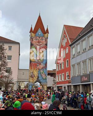 27.02.2025, Faschingsumzug in Mindelheim im Unterallgäu, Am Gumpigen Donnerstag. Ein bunter Gaudiwurm zieht sich durch die historische Altstadt, gesäumt von tausenden feierwütigen Zuschauern. Durahansl Mindelheim, Faschingsbrauch : der wohl größte Faschingsnarr der Welt : 21 Meter misst der Durahansl von der gelb-blauen Narrenkappe bis zu den Schuhen mit rotem Bommel. Schon seit 1909 schmücken Einwohner des Unterallgäuer Städtchens Mindelheim Bayern das Obere Tor zur fünften Jahreszeit mit dem überdimensionalen Faschingskasper an der Turm-Fassade in der Altstadt. Die Mindelheimer Turmfiguren ble Banque D'Images