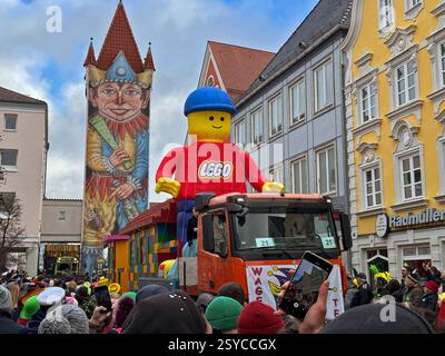 27.02.2025, Faschingsumzug in Mindelheim im Unterallgäu, Am Gumpigen Donnerstag. Ein bunter Gaudiwurm zieht sich durch die historische Altstadt, gesäumt von tausenden feierwütigen Zuschauern. Durahansl Mindelheim, Faschingsbrauch : der wohl größte Faschingsnarr der Welt : 21 Meter misst der Durahansl von der gelb-blauen Narrenkappe bis zu den Schuhen mit rotem Bommel. Schon seit 1909 schmücken Einwohner des Unterallgäuer Städtchens Mindelheim Bayern das Obere Tor zur fünften Jahreszeit mit dem überdimensionalen Faschingskasper an der Turm-Fassade in der Altstadt. Die Mindelheimer Turmfiguren ble Banque D'Images