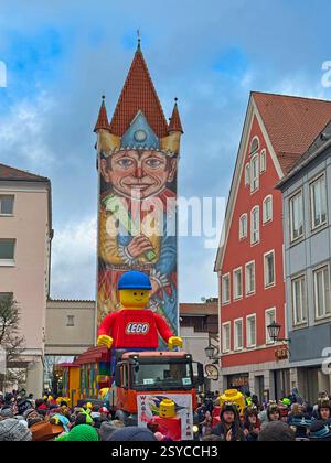 27.02.2025, Faschingsumzug in Mindelheim im Unterallgäu, Am Gumpigen Donnerstag. Ein bunter Gaudiwurm zieht sich durch die historische Altstadt, gesäumt von tausenden feierwütigen Zuschauern. Durahansl Mindelheim, Faschingsbrauch : der wohl größte Faschingsnarr der Welt : 21 Meter misst der Durahansl von der gelb-blauen Narrenkappe bis zu den Schuhen mit rotem Bommel. Schon seit 1909 schmücken Einwohner des Unterallgäuer Städtchens Mindelheim Bayern das Obere Tor zur fünften Jahreszeit mit dem überdimensionalen Faschingskasper an der Turm-Fassade in der Altstadt. Die Mindelheimer Turmfiguren ble Banque D'Images