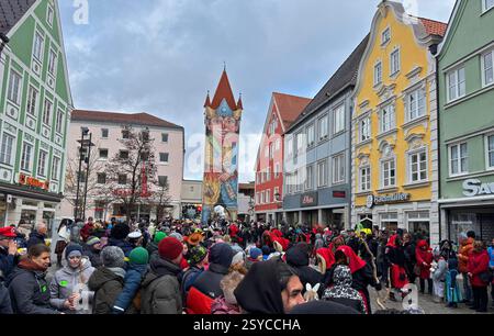 27.02.2025, Faschingsumzug in Mindelheim im Unterallgäu, Am Gumpigen Donnerstag. Ein bunter Gaudiwurm zieht sich durch die historische Altstadt, gesäumt von tausenden feierwütigen Zuschauern. Durahansl Mindelheim, Faschingsbrauch : der wohl größte Faschingsnarr der Welt : 21 Meter misst der Durahansl von der gelb-blauen Narrenkappe bis zu den Schuhen mit rotem Bommel. Schon seit 1909 schmücken Einwohner des Unterallgäuer Städtchens Mindelheim Bayern das Obere Tor zur fünften Jahreszeit mit dem überdimensionalen Faschingskasper an der Turm-Fassade in der Altstadt. Die Mindelheimer Turmfiguren ble Banque D'Images