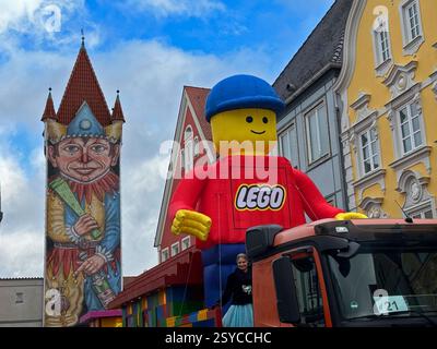 27.02.2025, Faschingsumzug in Mindelheim im Unterallgäu, Am Gumpigen Donnerstag. Ein bunter Gaudiwurm zieht sich durch die historische Altstadt, gesäumt von tausenden feierwütigen Zuschauern. Durahansl Mindelheim, Faschingsbrauch : der wohl größte Faschingsnarr der Welt : 21 Meter misst der Durahansl von der gelb-blauen Narrenkappe bis zu den Schuhen mit rotem Bommel. Schon seit 1909 schmücken Einwohner des Unterallgäuer Städtchens Mindelheim Bayern das Obere Tor zur fünften Jahreszeit mit dem überdimensionalen Faschingskasper an der Turm-Fassade in der Altstadt. Die Mindelheimer Turmfiguren ble Banque D'Images
