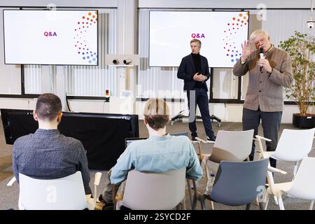Bruxelles, Belgique. 28 février 2025. Guillaume Boutin, CEO de Proximus, et Stefaan de Clerck, Président du Conseil d’administration de Proximus, ont été photographiés lors d’une conférence de presse de Proximus pour présenter les résultats de l’année 2024, vendredi 28 février 2025 à Bruxelles. BELGA PHOTO NICOLAS MAETERLINCK crédit : Belga News Agency/Alamy Live News Banque D'Images