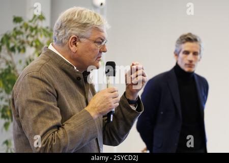 Bruxelles, Belgique. 28 février 2025. Stefaan de Clerck, Président du Conseil d’administration de Proximus, et Guillaume Boutin, CEO de Proximus, ont présenté les résultats de l’année 2024 lors d’une conférence de presse de Proximus, vendredi 28 février 2025 à Bruxelles. BELGA PHOTO NICOLAS MAETERLINCK crédit : Belga News Agency/Alamy Live News Banque D'Images