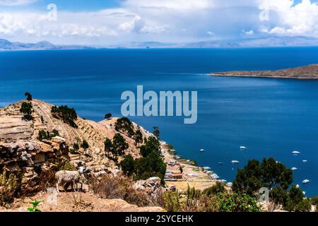 Paysage pittoresque du lac Titicaca avec des bateaux de loisirs sur les eaux bleues calmes près de Isla del sol Bolivie sous un ciel clair et la magnifique montagne VI Banque D'Images